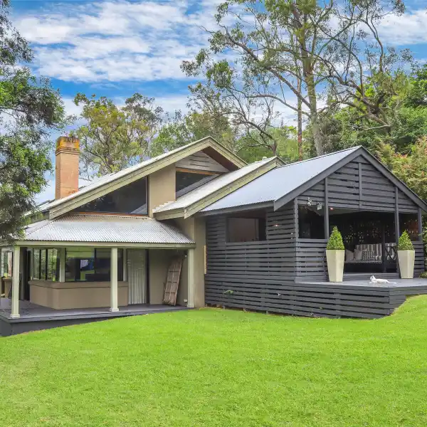 ARCHITECTURALLY DESIGNED HOME IN A PEACEFUL SETTING