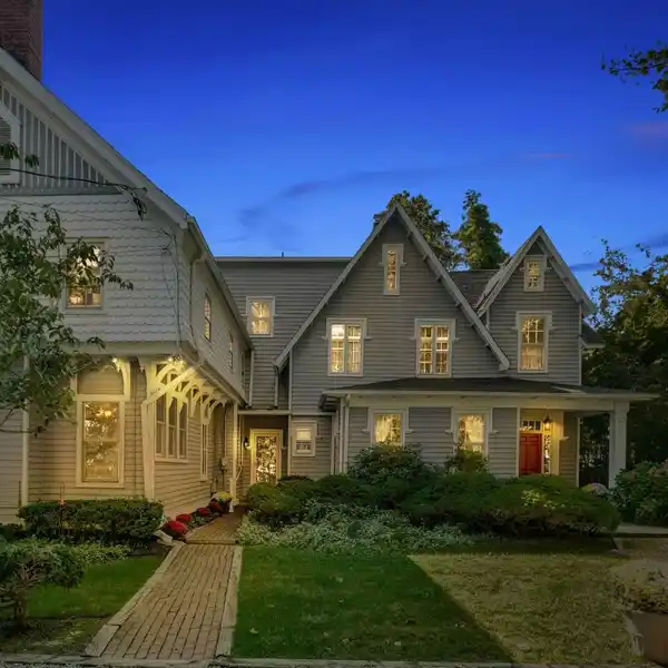 IMPRESSIVE AND WELCOMING LUXURY HOME