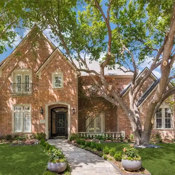 GORGEOUS CUSTOM HOME IN GATED COMMUNITY