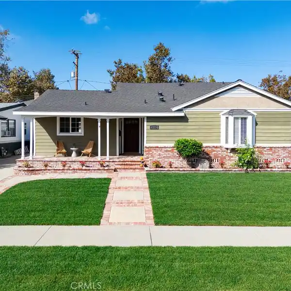 ELEGANT HOME WITH OPEN-CONCEPT LIVING AND DINING