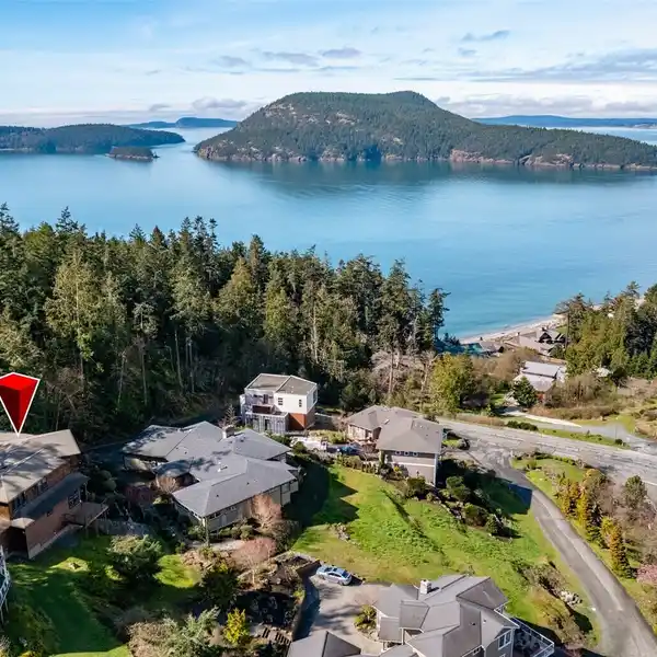 LUXURIOUS CUSTOM HOME OVERLOOKING BURROW'S BAY
