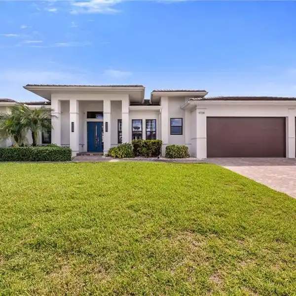 ELEGANT RESIDENCE ON EXCLUSIVE CAPE ROYAL GOLF COURSE