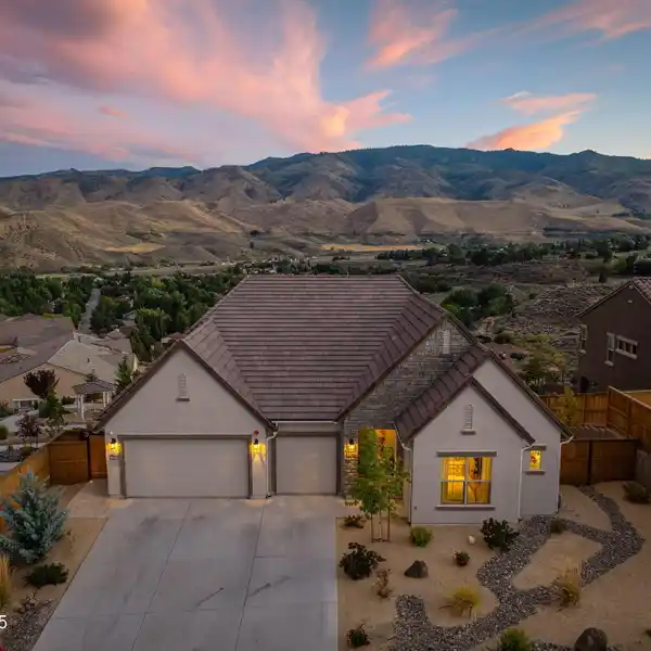 LUXURIOUS RESIDENCE IN SUNSET BLUFFS