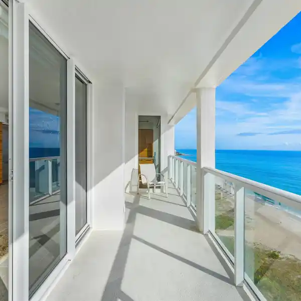 BRIGHT AND AIRY OCEANFRONT CONDOMINIUM
