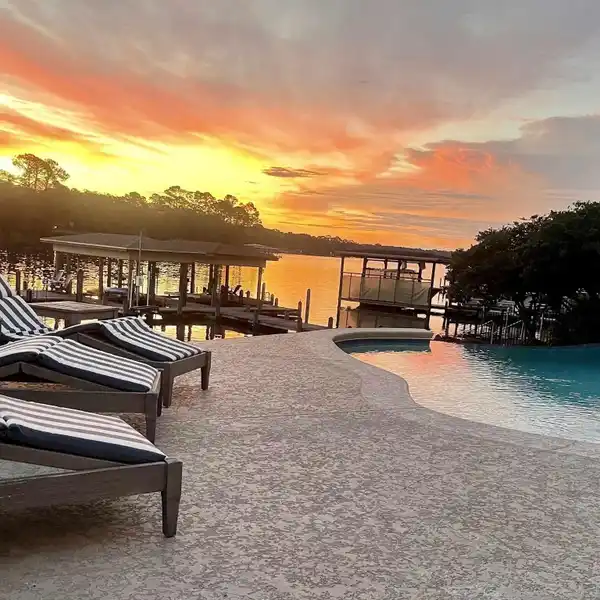 LUXURY WATERFRONT LIVING