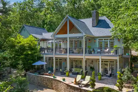 Serene Lakefront Home with Rustic Elegance