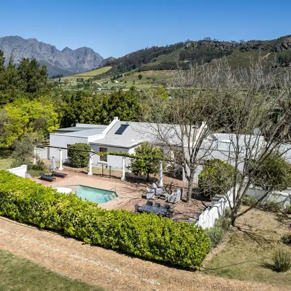 VINEYARD TRANQUILLITY WITH VILLAGE CONVENIENCE