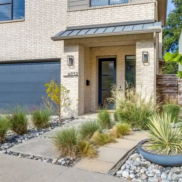 LAKEWOOD GEM WITH A BACKYARD RETREAT