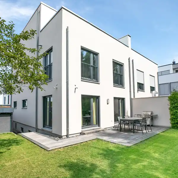 MODERN DETACHED HOUSE