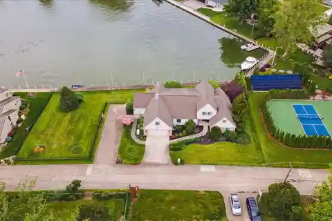 Luxury Lakefront Retreat