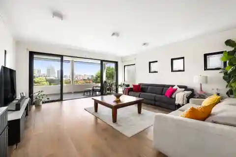 Full-Floor Apartment in Orana