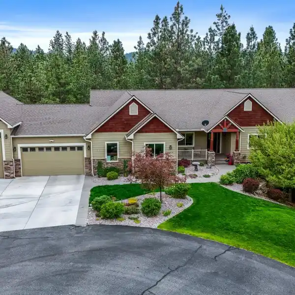 STUNNING DAYLIGHT RANCHER IN WHITETAIL RIDGE