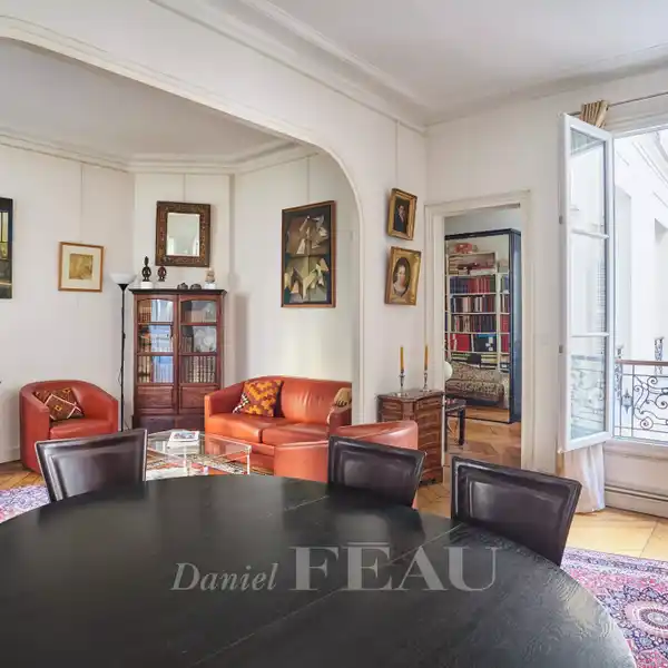 CLASSIC 1900S APARTMENT WITH RENOVATION POTENTIAL