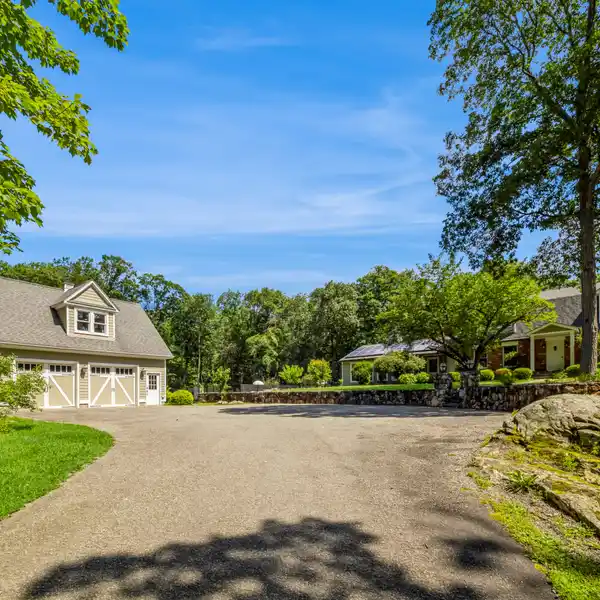ELEGANT HUDSON RIDGE RESIDENCE WITH INDOOR-OUTDOOR LIVING