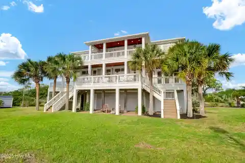 Boater's Paradise on Nearly Five Acres