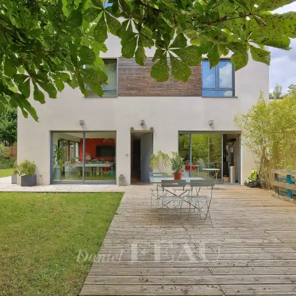 MAGNIFICENT HOUSE-LIKE APARTMENT