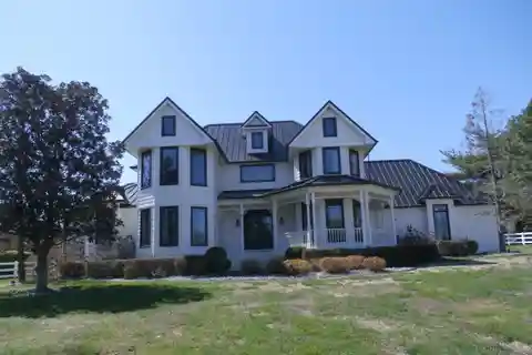 Great Looking Home Close to the Lake