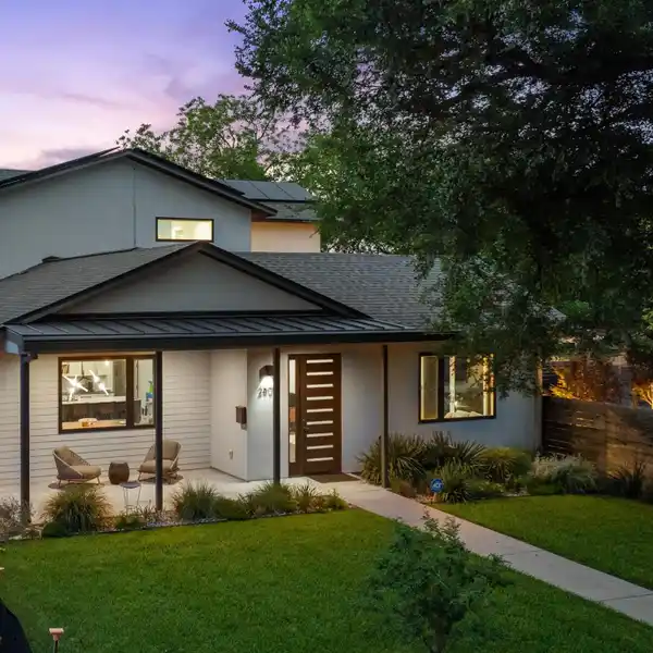 MODERN AND SOPHISTICATED HOME IN AUSTIN
