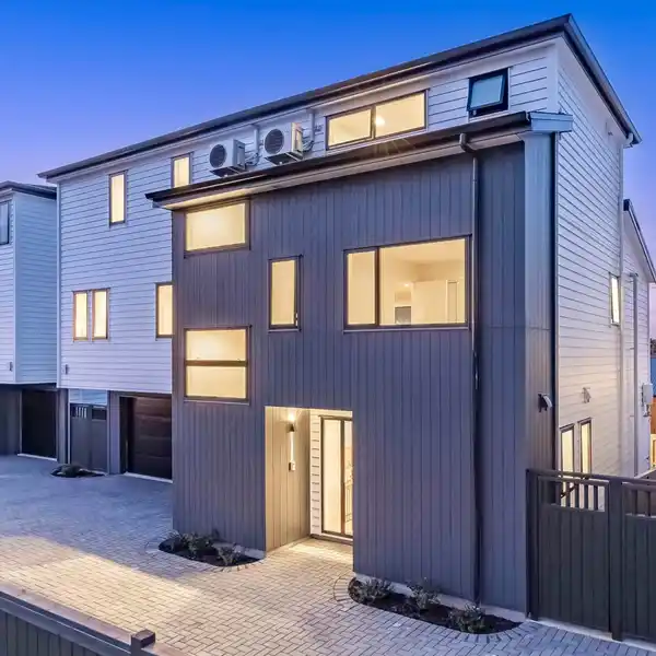 STUNNING BRAND-NEW RESIDENCE
