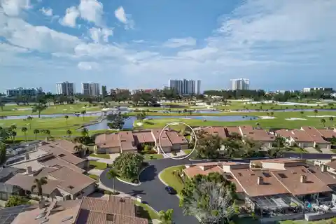 Peaceful Villa Positioned to Capture Gorgeous Natural Light