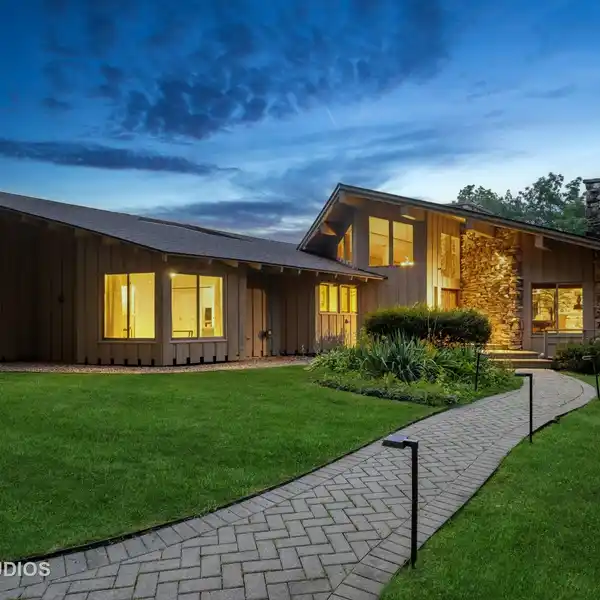 FANTASTIC 1970 SPRAWLING MODERNIST CALIFORNIA-STYLE RANCH