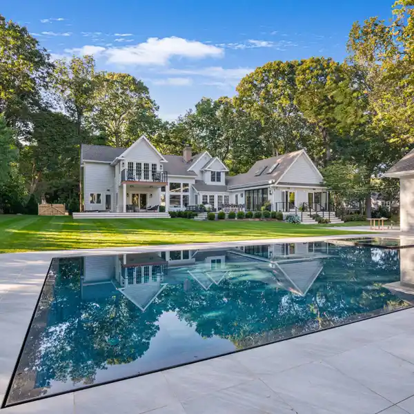 STUNNING RESIDENCE FOR RENT ON OVER AN ACRE