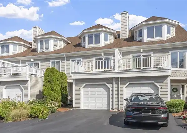 BEAUTIFULLY RENOVATED HAWTHORNE POINT TOWNHOUSE
