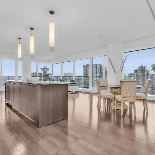 LUXURY CORNER UNIT WITH EXPANSIVE VIEWS