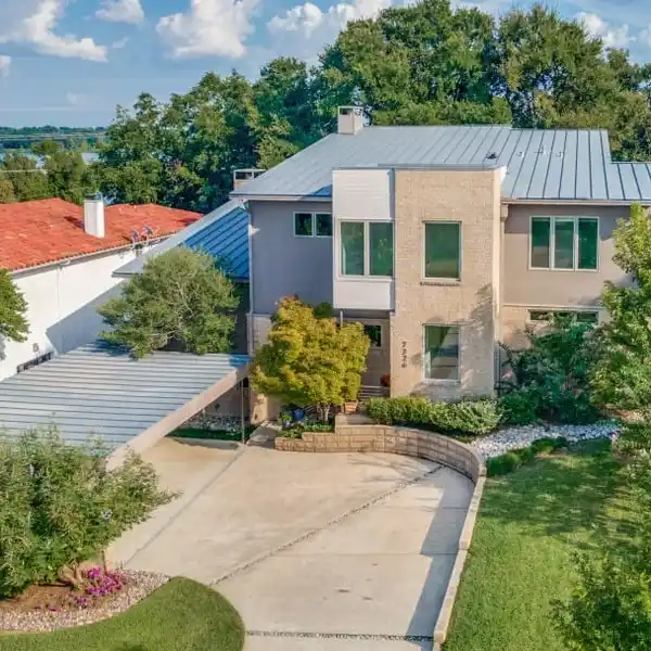 SOPHISTICATED LIVING WITH SHOWSTOPPING DESIGN