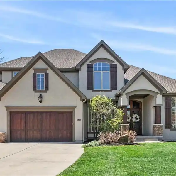 LUXURY LIVING BACKING TO NEIGHBORHOOD LAKE