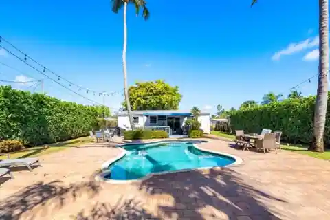 Lovely Home with Pool in Lantana Cove