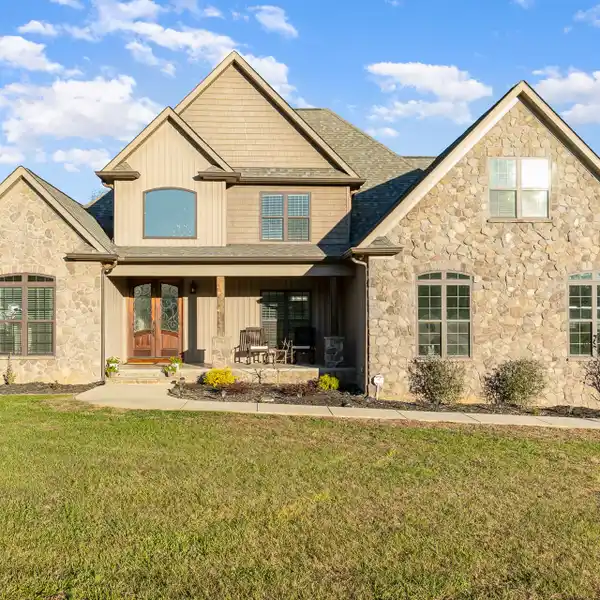 CHARMING HOME IN A BEAUTIFUL NEIGHBORHOOD JUST OUTSIDE OF MOORESVILLE
