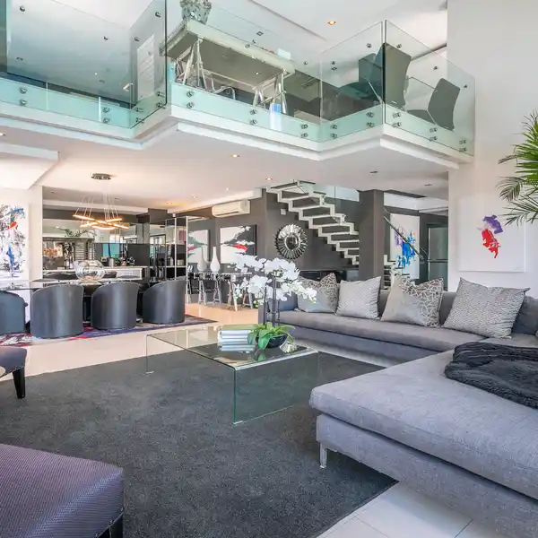 STYLISH PENTHOUSE WITH PANORAMIC VIEWS