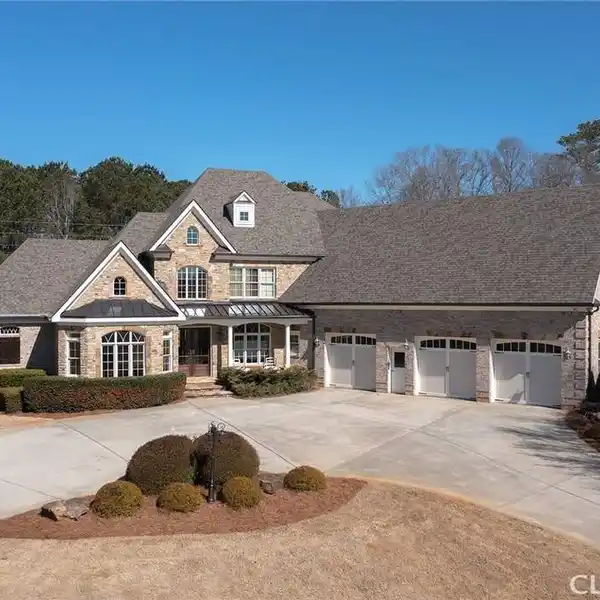 STUNNING CUSTOM HOME IN THE ESTATES AT ROWAN OAK