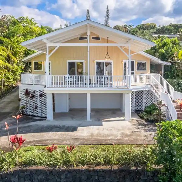 UNIQUE HAWAII-STYLE HOME OVERLOOKING THE OCEAN