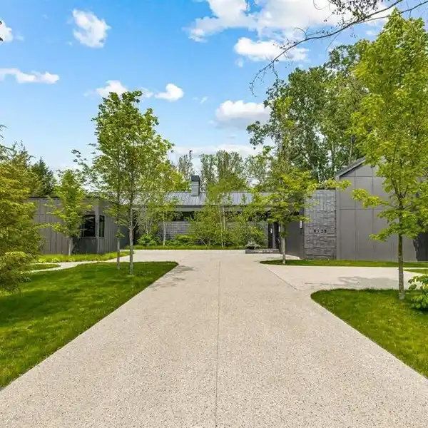 ARCHITECT-DESIGNED LAKESIDE RETREAT