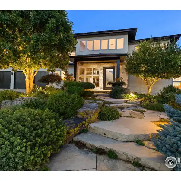 GORGEOUS CONTEMPORARY HOME AT ONE WITH NATURE