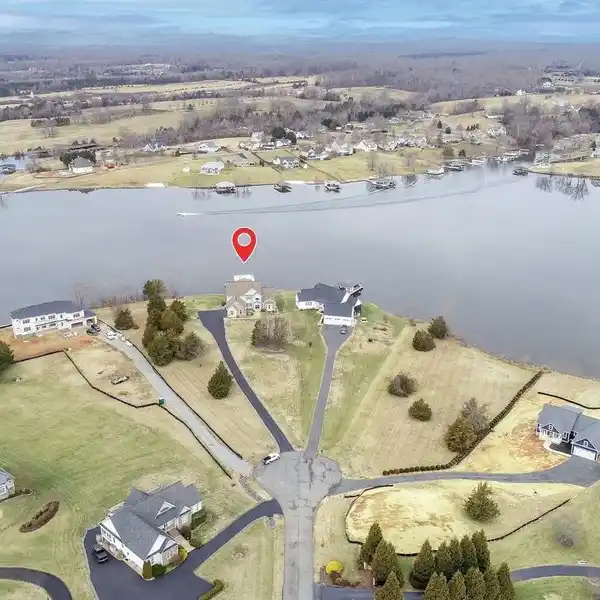 EXQUISITE WATERFRONT RETREAT
