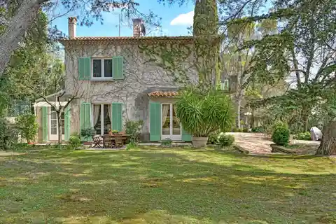 Timeless 1950s Home on Expansive Grounds