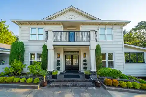 Luxurious and Versatile Gated Property