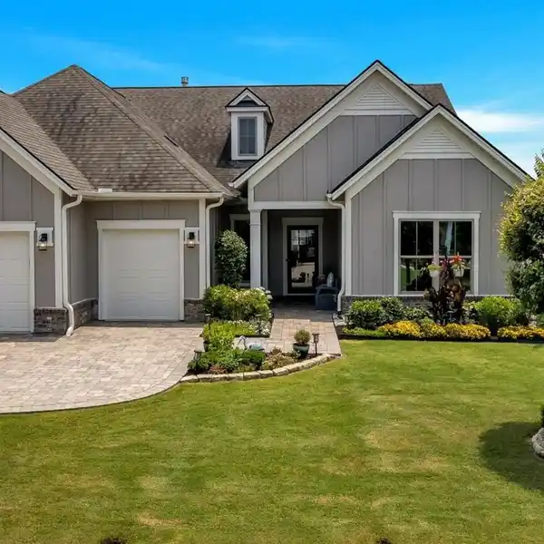 BEAUTIFULLY DETAILED HOME NEAR AMENITIES