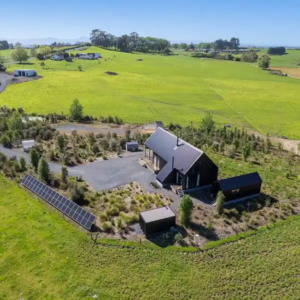 BEAUTIFULLY DESIGNED HOME AND LIFESTYLE PROPERTY