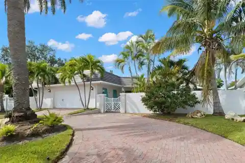 Coastal Contemporary Retreat with Elegant Indoor-Outdoor Living