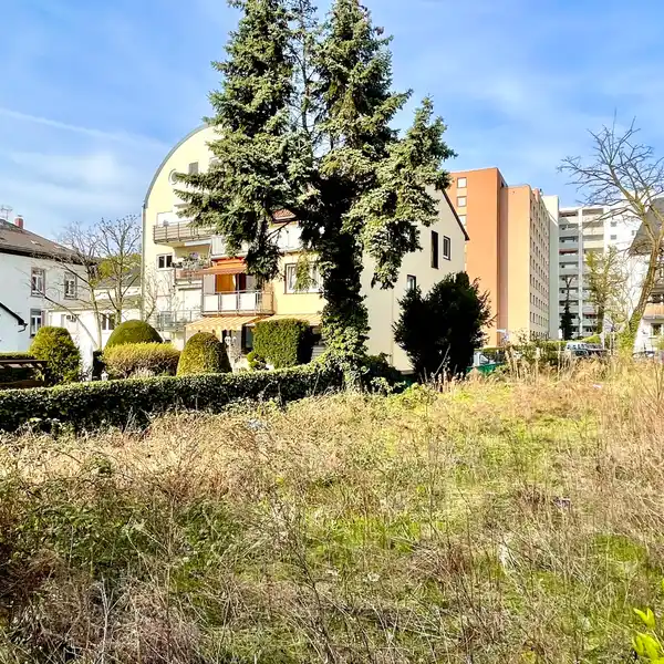 BUILDING PLOT WITHIN WALKING DISTANCE TO SCHWEIZER STRAßE