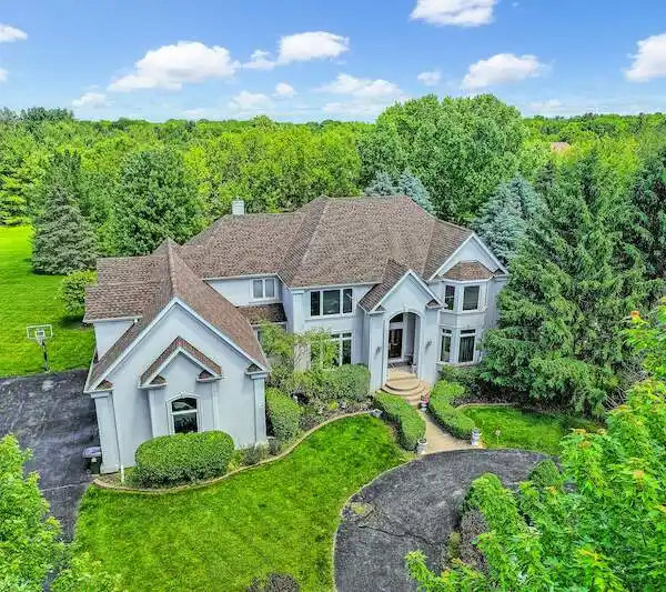 EXQUISITE RESIDENCE IN SOUGHT-AFTER BARRINGTON HILLS