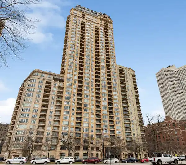 BREATHTAKING VIEWS FROM LINCOLN PARK’S FINEST ADDRESS