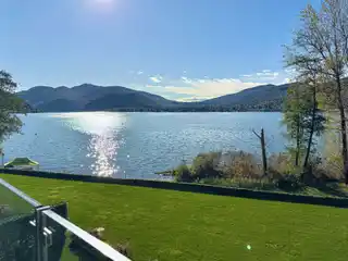 Serene Lakeside Escape with Panoramic Vistas