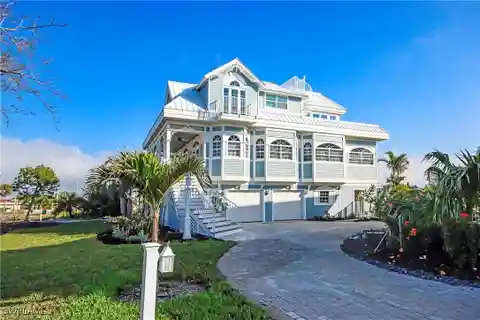 Remodeled Home in Exclusive Victoria Cove