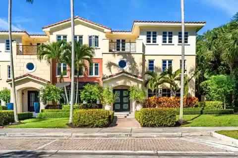 Courtyard Townhome in an Exclusive Enclave