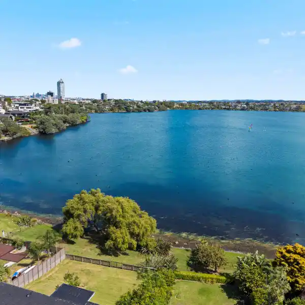 CHARMING LAKEFRONT PROPERTY IN TAKAPUNA